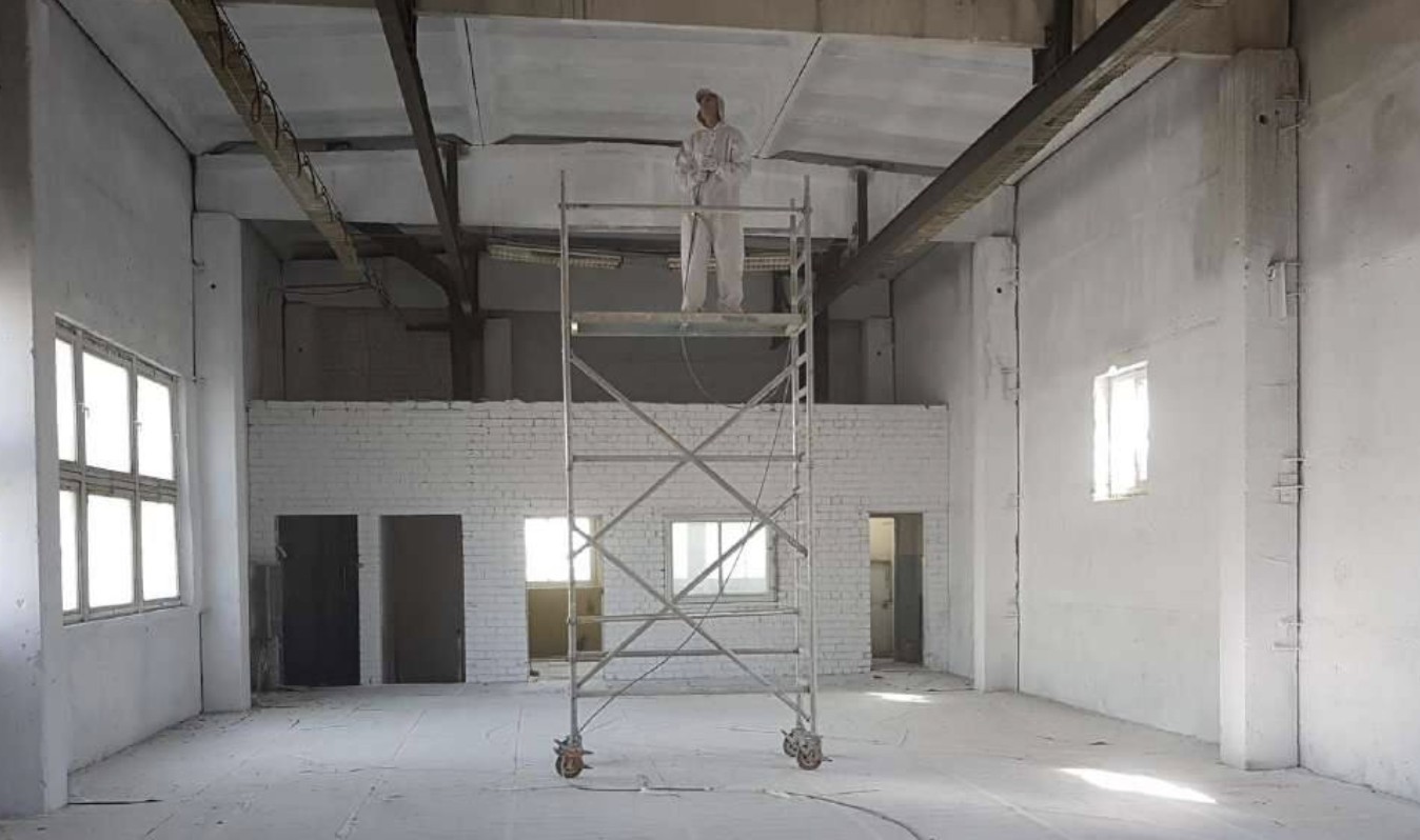 Pintura anticorrosiva de estructura metálica en una nave industrial de Toledo